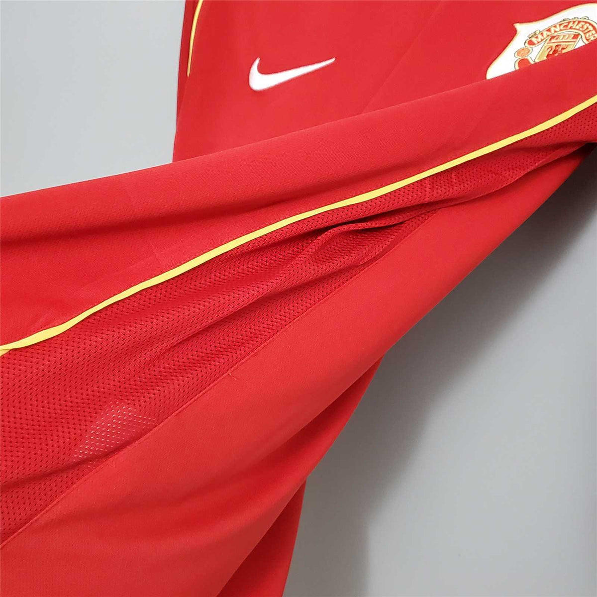 MANCHESTER UNITED - LONG-SLEEVED RETRO HOME SHIRT 06/07