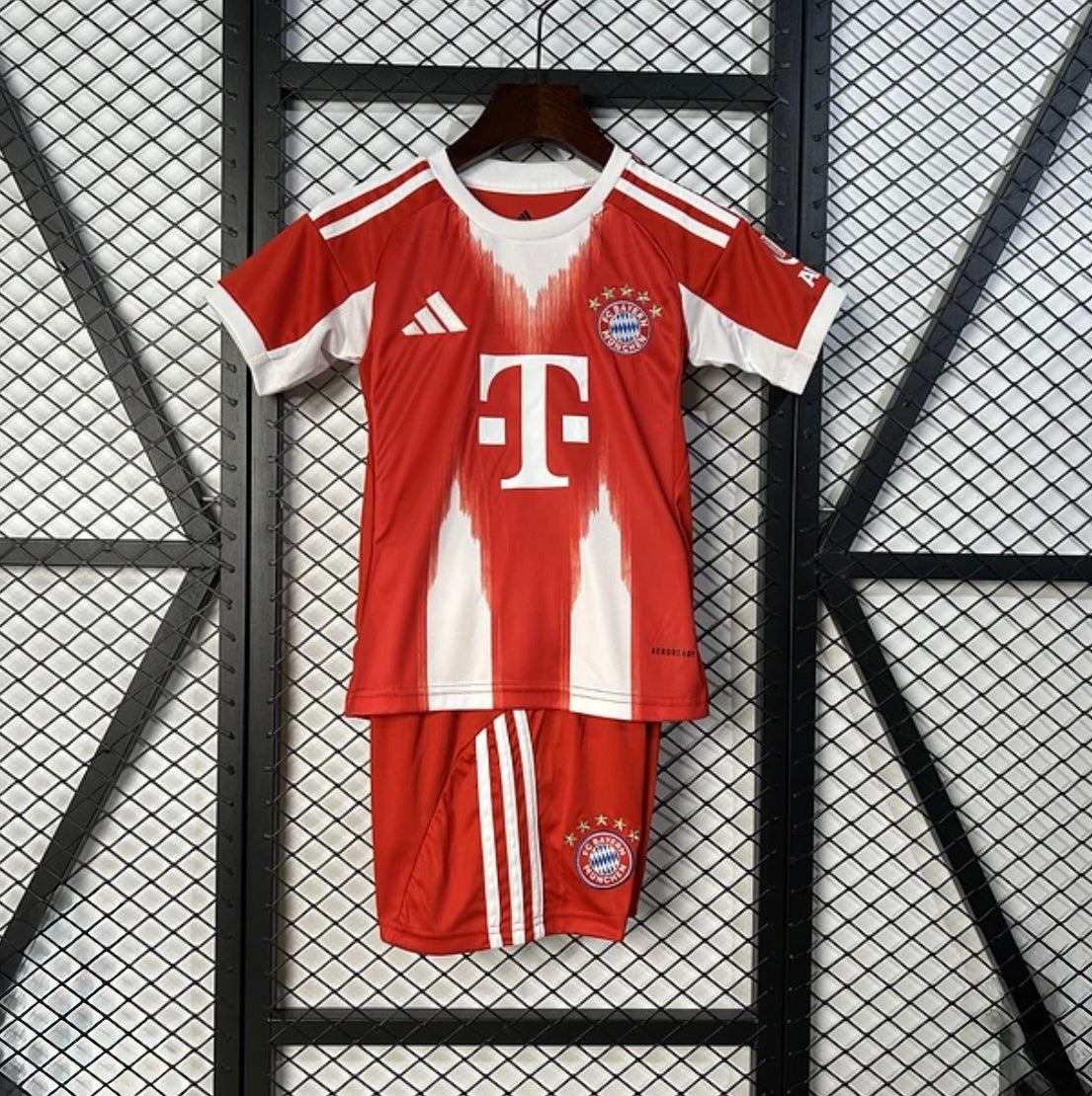 FC BAYERN - KIDS' HOME KIT 25/26